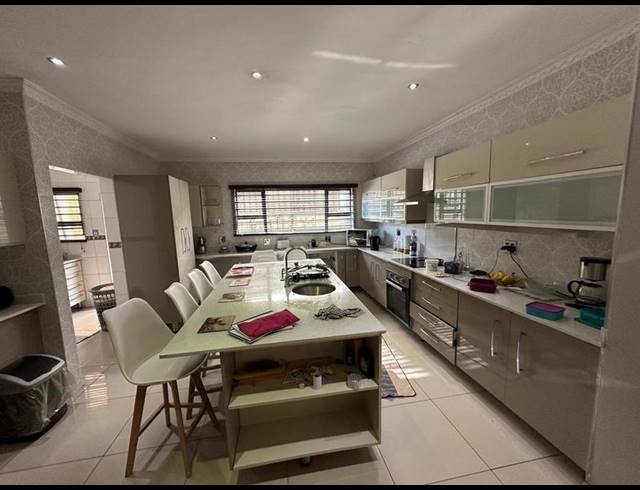 6 BEDROOM HOUSE FOR SALE IN LENASIA SOUTH